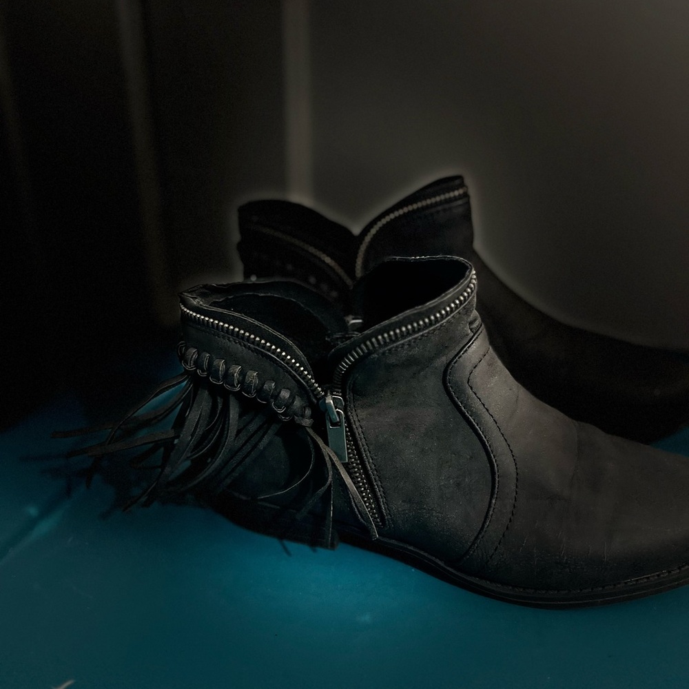 Stylish Black Ankle Boots with Fringe Detail